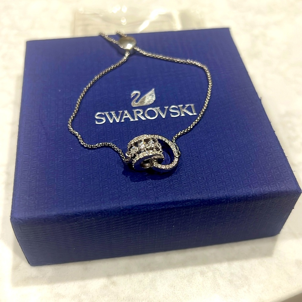 Dextera bracelet
Interlocking loop, White, Rhodium plated